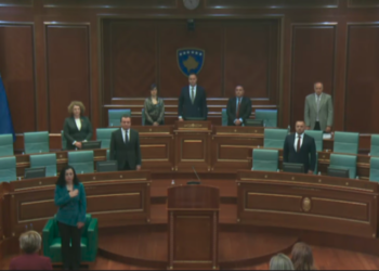 Kuvendi mban një minutë heshtje në nderim të Ilaz Kodrës