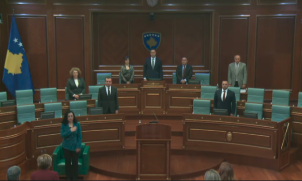 Kuvendi mban një minutë heshtje në nderim të Ilaz Kodrës