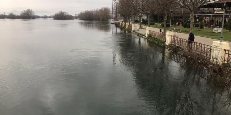 Nëna me tre fëmijë dyshohet të jetë mbytur në lumin Drin të Shkodrës