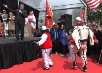 Nën tingujt e muzikës, qytetarët e Gjakovës i gëzohen vendosjes së shtatores së Skënderbeut