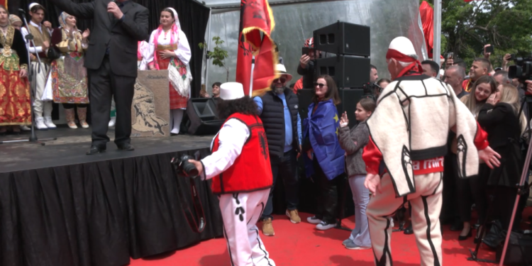 Nën tingujt e muzikës, qytetarët e Gjakovës i gëzohen vendosjes së shtatores së Skënderbeut