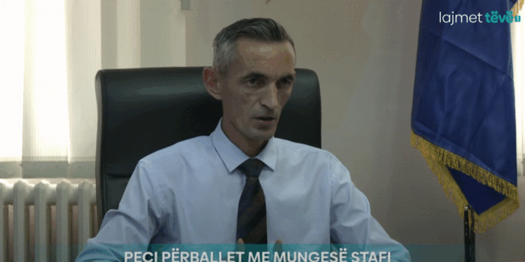 Kryetari i Zveçanit po e ushtron detyrën nga objekti i Komunës, thotë se kanë mungesë stafi