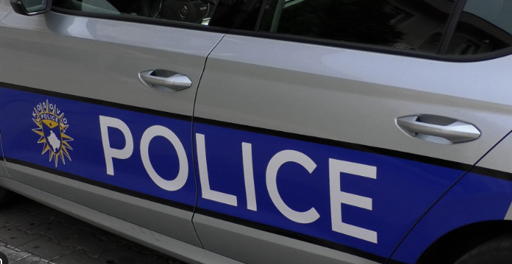 Fyen dhe sulmon pjesëtarët policor, dy prej tyre pësojnë lëndime