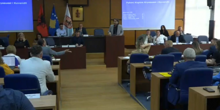 Banorët protestojnë para Komunës, LVV dhe AAK kërkojnë seancë të jashtëzakonshme për “Kalabrinë”