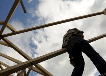 Vdes një person pasi ra nga çatia e një shtëpie