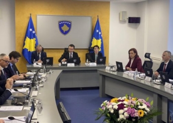 Kurti sot mbledh ministrat