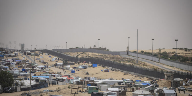 Raportohet se bombardimet izraelite gjatë natës në Gaza kanë vrarë gjashtë persona