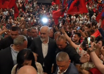 Rama pritet nga mijëra shqiptarë në Greqi