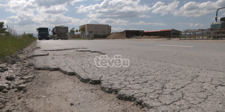 “Po duhet me punu veç për kerr”, banorët ankohen për gropat e mëdha mes fshatin Kllokot e Livoq