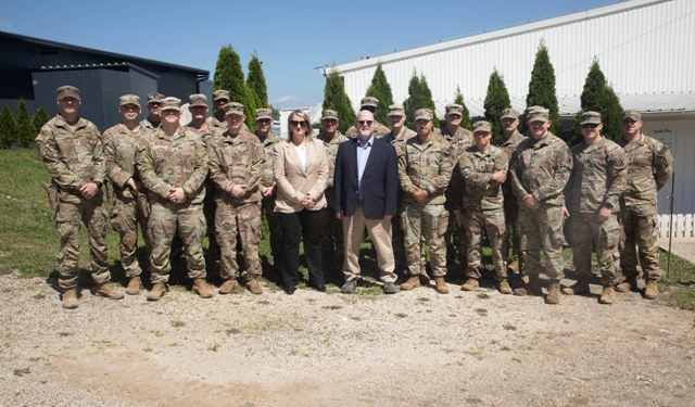 Hovenier viziton ushtarët amerikanë në bazën e KFOR-it në Leposaviq