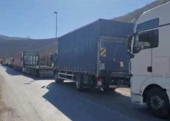 Përplasje mes shoferëve në doganën e Kapshticës, një i plagosur