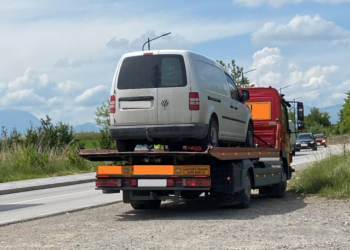 Gjobitet me 200 euro shoferi që voziti veturën me afat të skaduar të regjistrimit