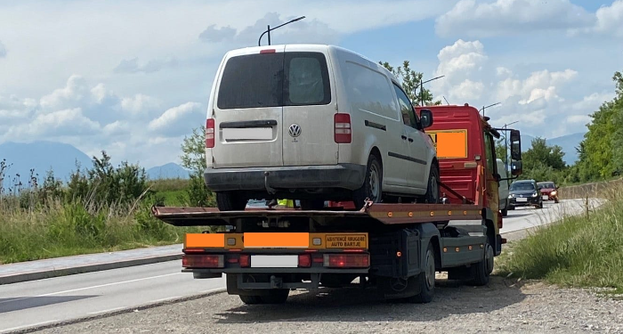 Gjobitet me 200 euro shoferi që voziti veturën me afat të skaduar të regjistrimit