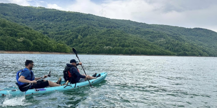 Sveçla bashkë me pjesëtarë të Federatës për Kajakim lundrojnë në Liqenin e Ujmanit