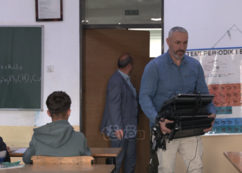 Mërgimtari nga Suedia jep dhjetëra pajisje teknologjike për shkollat e Rahovecit