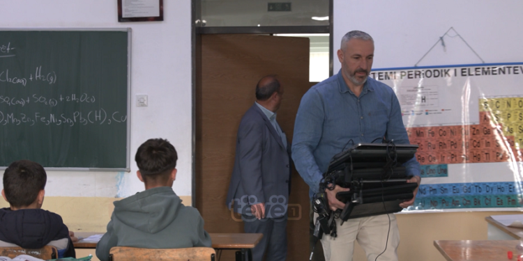 Mërgimtari nga Suedia jep dhjetëra pajisje teknologjike për shkollat e Rahovecit
