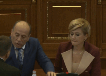 Zihen për foltore, Saranda Bogujevci kërkon nga sigurimi t’i largojë nga seanca Ferat Shalën dhe Salih Zybën