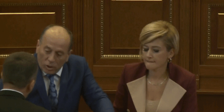 Zihen për foltore, Saranda Bogujevci kërkon nga sigurimi t’i largojë nga seanca Ferat Shalën dhe Salih Zybën