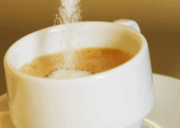 Zbuloni sa sheqer duhet të shtoni në kafe