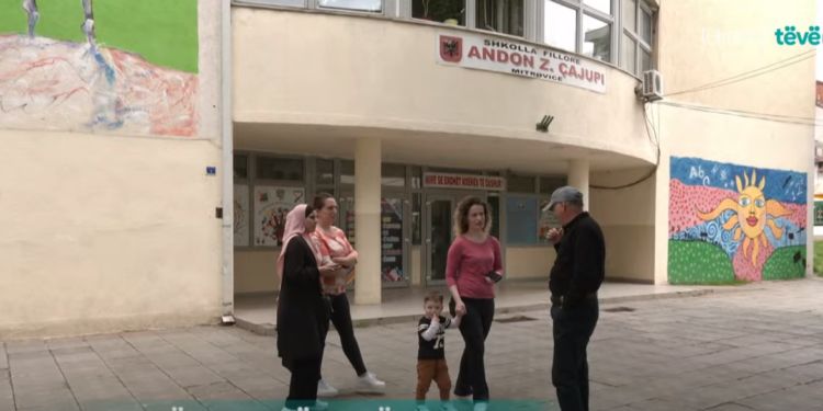 “Kështu nuk shkon”-prindërit e një shkolle në Mitrovicë kundërshtojnë mungesën e mësueses dhe zëvendësimin me koleget e saj