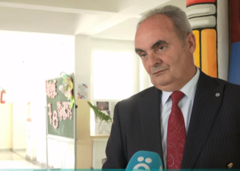 Tre nxënës përleshën në korridor të shkollës në Gjakovë