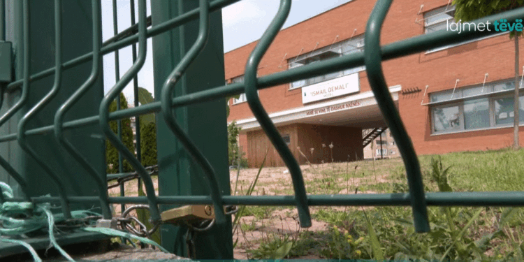 Pas shembjes së mureve, vazhdon të qëndrojë ende e mbyllur shkolla fillore “Ismail Qemali” në Mitrovicë