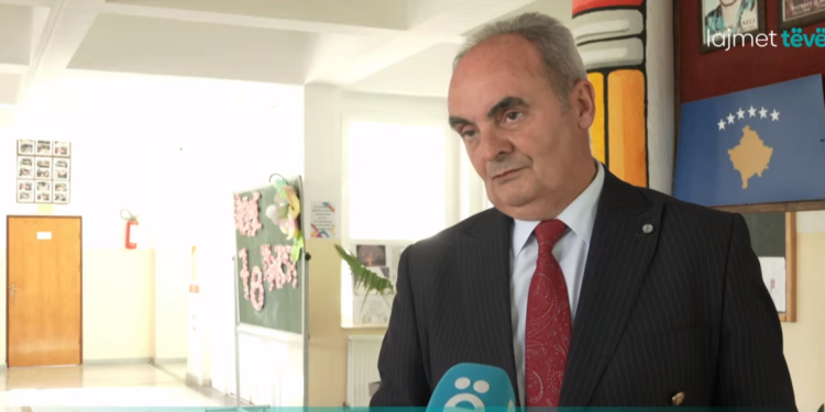 Tre nxënës përleshën në korridor të shkollës në Gjakovë