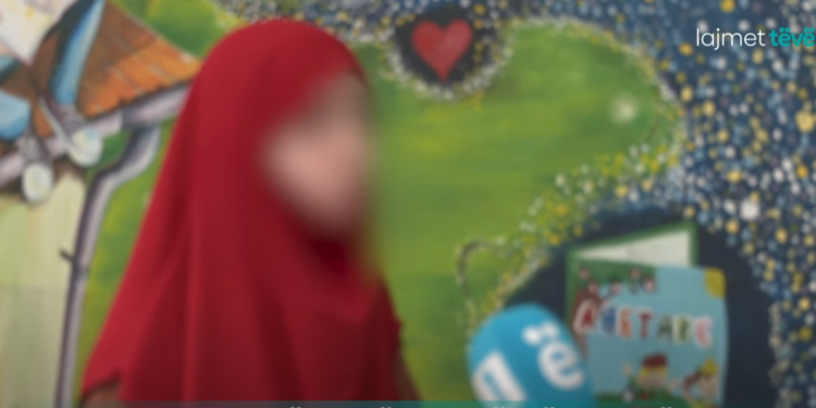 Mbulesa e lë jashtë shkollës për tri javë