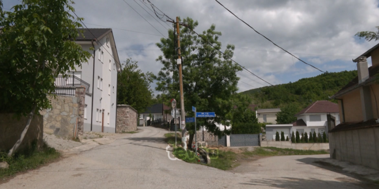Fshati Gremnik mbetet në terr, banorët të shqetësuar për fëmijët