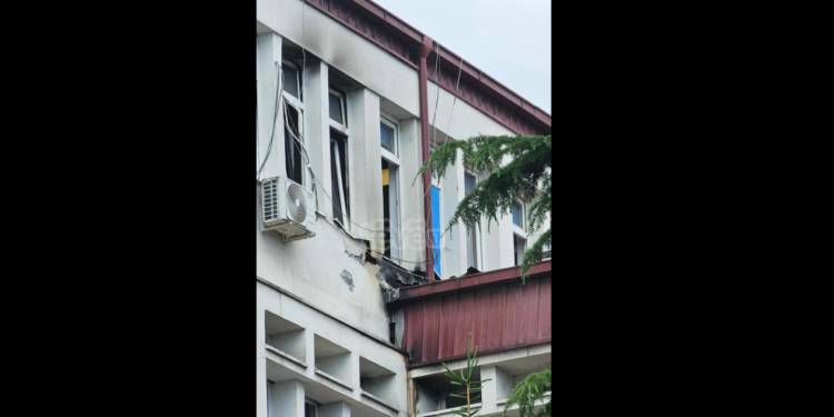 Çfarë dëme shkaktoi zjarri që kaploi një dhomë në Spitalin e Pejës?