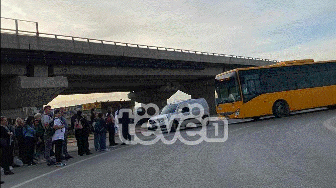 Katër persona të lënduar në aksidentin mes veturës dhe autobusit në Fushë-Kosovë