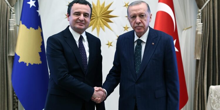 Kryeministri Kurti pritet nga presidenti Erdoğan në kompleksin presidencial në Ankara
