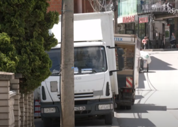 Kamionët që furnizojnë bizneset bllokojnë trotuaret për orë të tëra në Gjilan, qytetarët ankohen