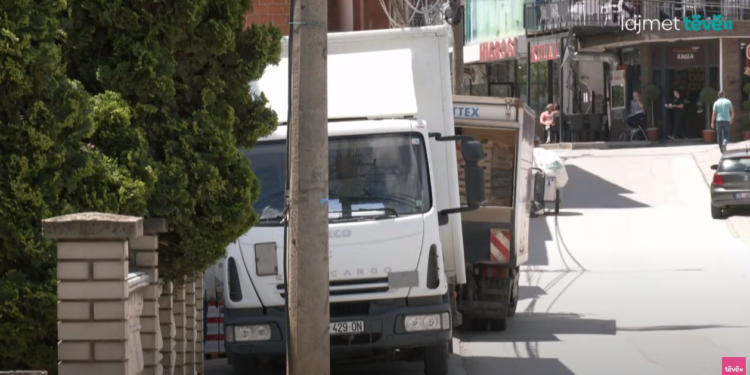 Kamionët që furnizojnë bizneset bllokojnë trotuaret për orë të tëra në Gjilan, qytetarët ankohen