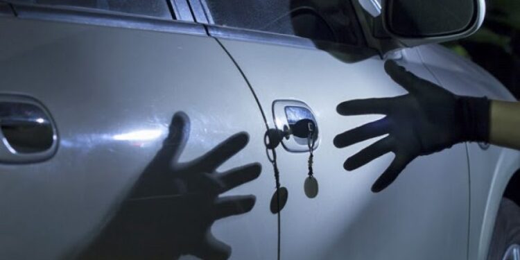 Vidhet targat e një veture në Podujevë