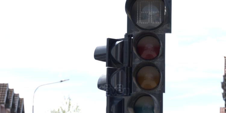 Semaforët në Viti jofunksionalë tash e tri vite, kryetari thotë se do të vendosë rrethrrotullim