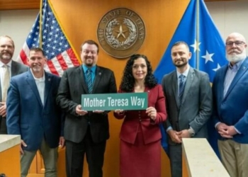 Osmani ia dhuron flamurin e Kosovës kryetarit të qytetit Wylie të ShBA-së