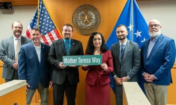 Osmani ia dhuron flamurin e Kosovës kryetarit të qytetit Wylie të ShBA-së