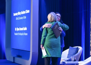 Osmani në bashkëbisedim me Clintonin: ShBA-ja vazhdon ta ndihmojë Kosovën