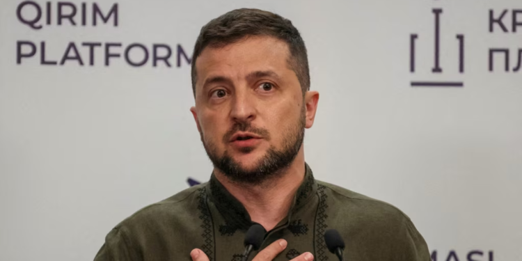 Zelensky e nënshkruan ligjin që lejon të dënuarit me burg të shërbejnë në ushtri