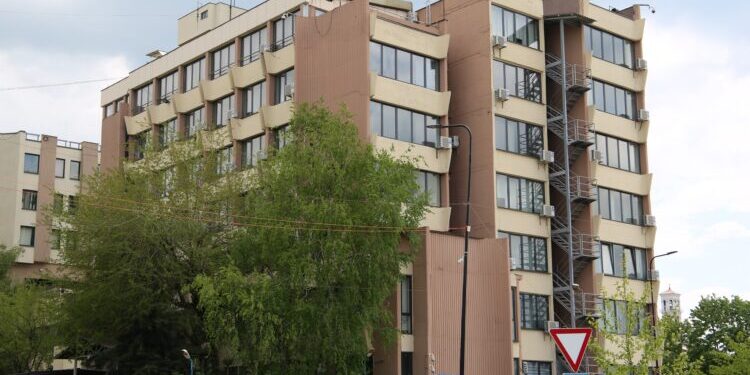 Aktakuzë ndaj një të pandehuri për sulm ndaj personit zyrtar dhe huliganizëm