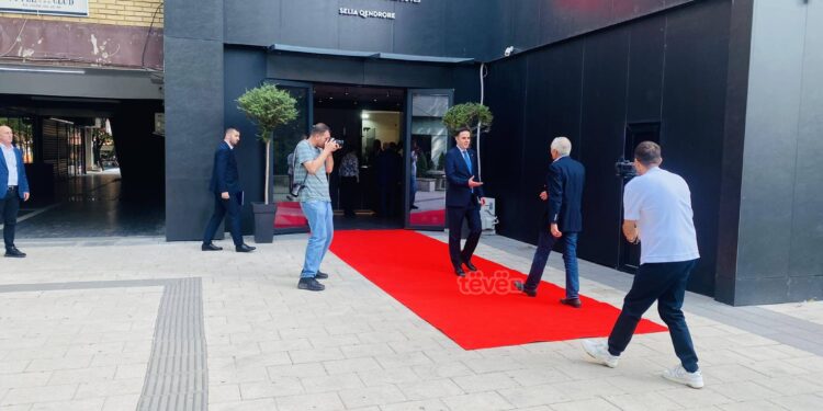 Clark arrin në Kosovë, mirëpritet nga Abdixhiku