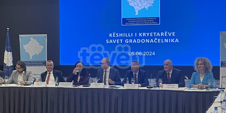 Osmani kërkon nga komunat kontribut më të madh për eleminimin e dhunës mbi baza gjinore