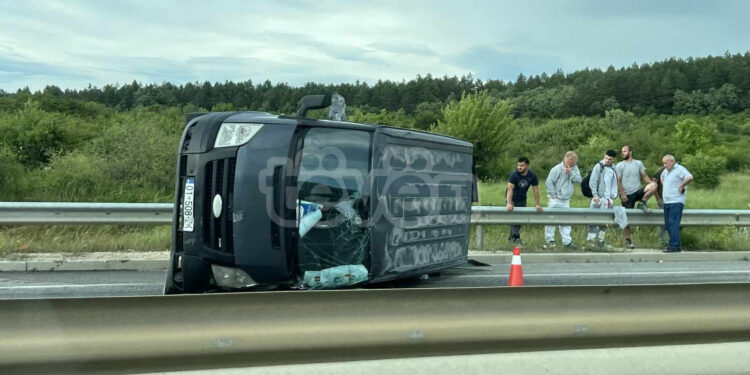 Katër persona lëndohen në një aksident në magjistralën Prishtinë-Pejë