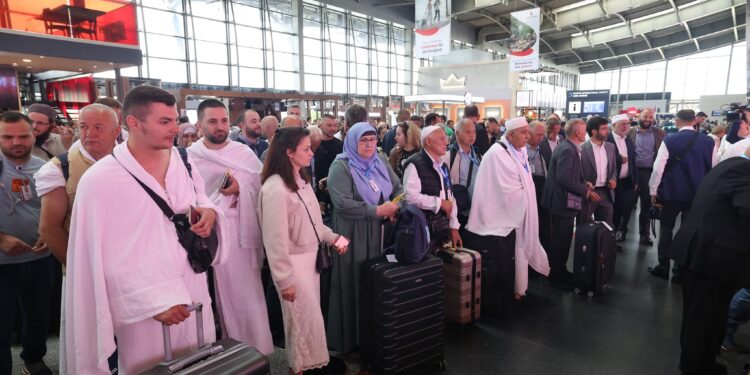 215 besimtarët e parë nga Kosova nisen drejt vendeve të shenjta