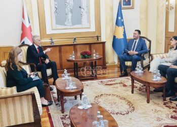 Konjufca pret në takim kryeministrin britanik