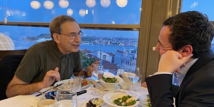 Kurti darkon me Orhan Pamuk: Ishte aq shumë i interesuar për Kosovën, shqiptarët e Ballkanin