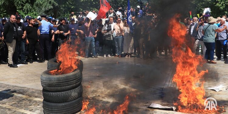 Tensione në protestën e opozitës dhe seancën parlamentare në Shqipëri