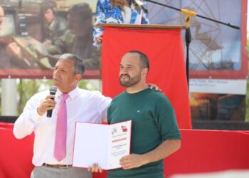 Gazetari i Tëvë1 nderohet me mirënjohje nga stafi i radios “Kosova e Lirë”