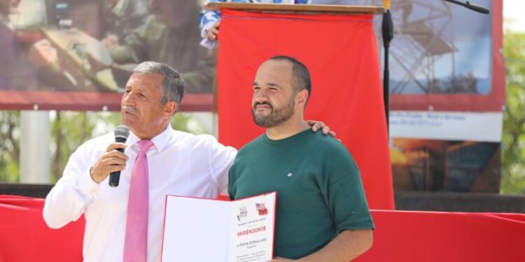 Gazetari i Tëvë1 nderohet me mirënjohje nga stafi i radios “Kosova e Lirë”